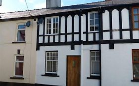Charming Newly Renovated 3 Bed Cottage In Brecon Town With Private Garden & Pets Welcome